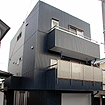狭小地に建てられた３階建ビルトインガレージの家