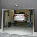 「リフトをつけたビルトインガレージ。休日は愛車３台の整備をしていると、時の経つのを忘れてしまいます。」