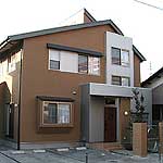 玄関ホールからビルトインガレージの見える家